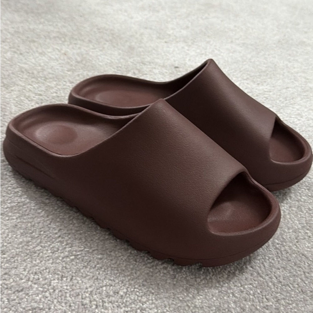 Yeezy Slides Size 10 (Fudge)